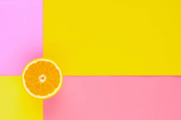 Rebanada de fruta naranja aislada sobre un fondo colorido para el verano con espacio para el texto
. - Foto, Imagen