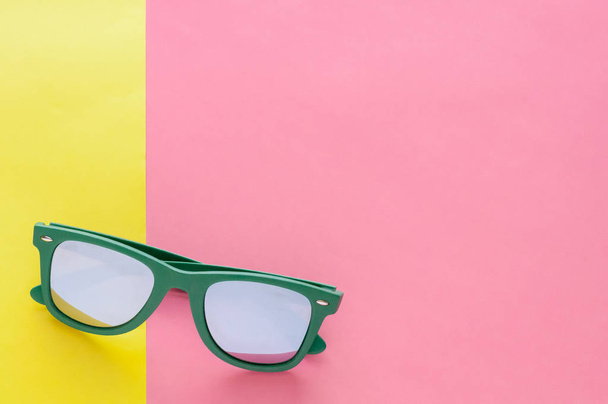 Зелені сонцезахисні окуляри ізольовані на барвистому фоні для літнього часу з простором для тексту
. - Фото, зображення