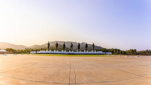 Раджабхакти Парк является новой достопримечательностью и туристическая достопримечательность является наиболее популярным в закатное время в Хуа Хин Прачуап Кхири Хан Таиланд. Translate text from Thai language "Rajabhakti Park
" - Фото, изображение