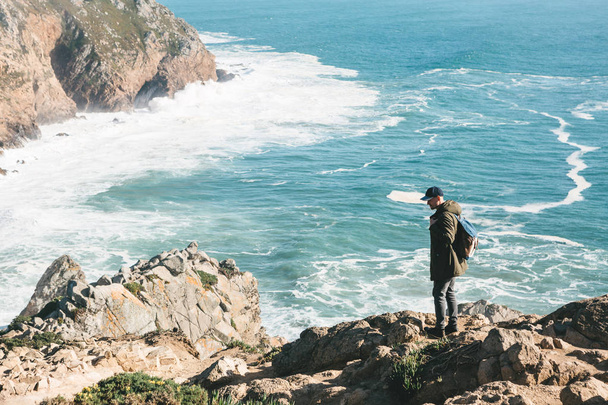 Egy ember egy hátizsák turisztikai áll a magány, a Szikla-fok, Portugália - Fotó, kép
