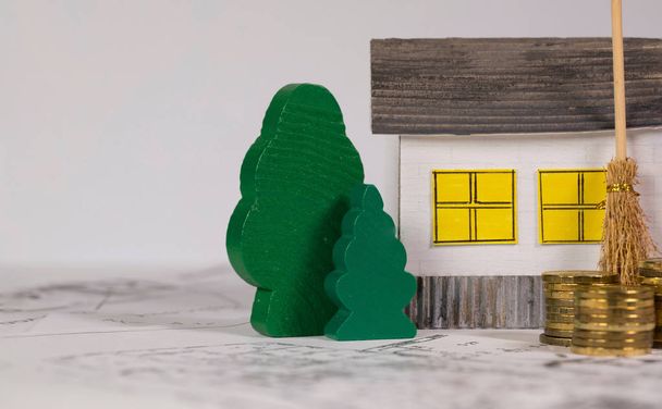 Papírové dům, dřevěné malé stromy, žebřík a zametač na technický výkres. Closeup - Fotografie, Obrázek