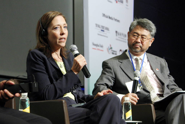 La senadora estadounidense Maria Cantwell, a la izquierda, presidenta del Subcomité de Energía del Senado, habla junto a otros funcionarios en el Foro de Energía Limpia Estados Unidos-China en Shanghai, China, el lunes 7 de septiembre de 2009
 - Foto, Imagen