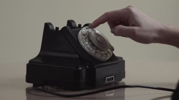 Kobieta Dial na stary obrotowy telefon, zbliżenie widok - Materiał filmowy, wideo