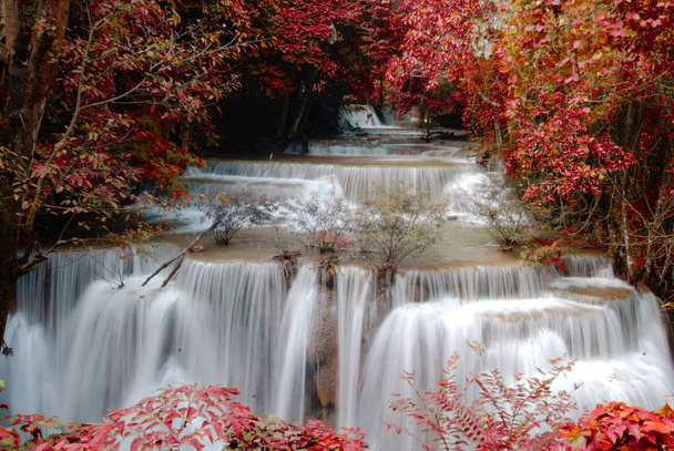 Четвертий поверх Хуай Mae Kamin водоспад, Khuean Шрінагаріндра Національний парк, Південна Корея - Фото, зображення