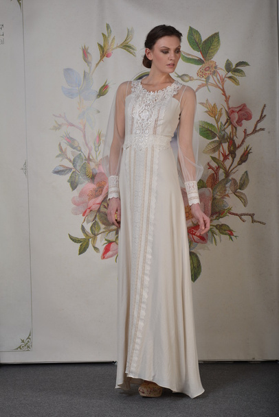 NEW YORK - APRIL 22: A Model poses for Claire Pettibone bridal presentation at Pier 92 during International Bridal Fashion Week on April 22, 2013 in New York City - Foto, Imagem