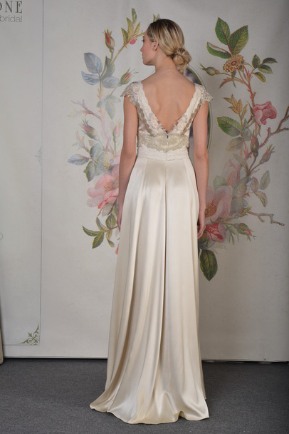 NEW YORK - APRIL 22: A Model poses for Claire Pettibone bridal presentation at Pier 92 during International Bridal Fashion Week on April 22, 2013 in New York City - Foto, Imagen