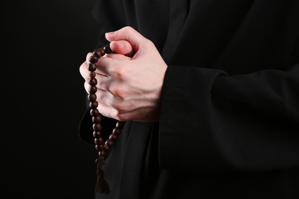 Priest holding rosary - Foto, afbeelding