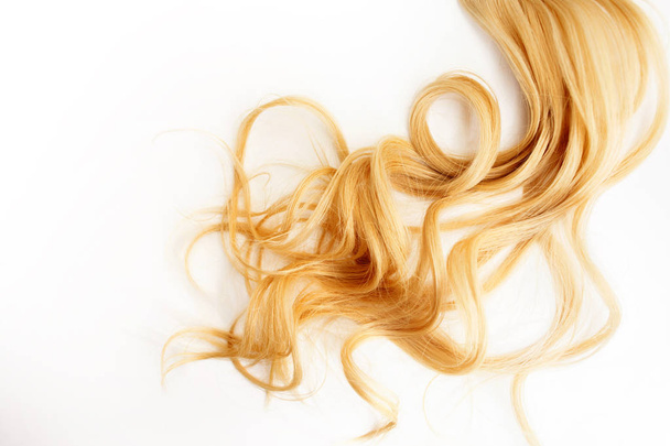 Złote włosy loki na białym tle. Kosmyk włosów blond lub czerwony, Pielęgnacja włosów - Zdjęcie, obraz