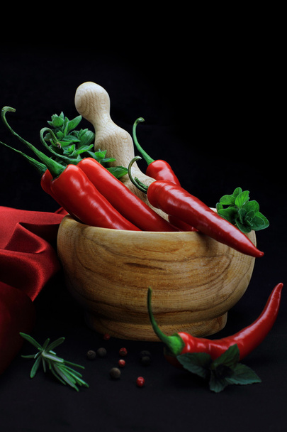 Punainen kuuma chili paprikat yrttejä puinen
 - Valokuva, kuva