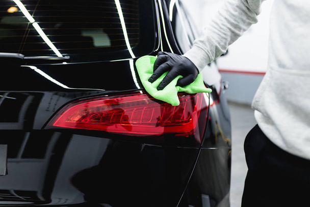 Mężczyzna sprzątanie samochodu z mikrofibry tkaniny - Zdjęcie, obraz