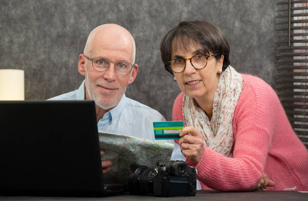 старша пара робить онлайн-покупки вдома
 - Фото, зображення