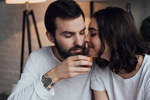 красива молода пара п'є каву вранці
  - Фото, зображення