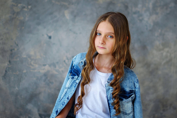 Beautiful GirBeautiful Girl 10 years old model on grey background.l 10 years old model on grey background. - Fotoğraf, Görsel
