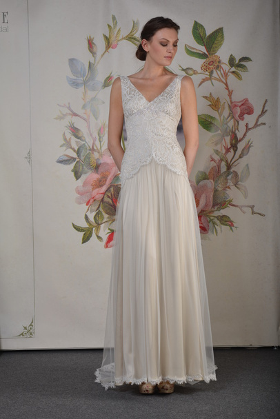 Nowy Jork - 22 kwietnia: model pozuje do claire pettibone ślubnej prezentacji na molo 92 podczas tygodnia mody ślubnej na 22 kwietnia 2013 r. w Nowym Jorku - Zdjęcie, obraz