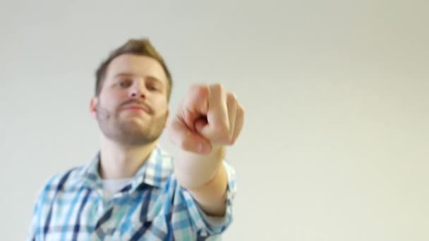 Masculino moda caucasiano homem dançando na frente da câmera e mostrando o dedo para a câmera em um fundo branco, close-up, descendente
 - Filmagem, Vídeo