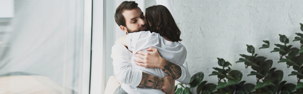 bel homme tatoué embrasser passionnément femme à la maison avec de l'espace de copie
 - Photo, image