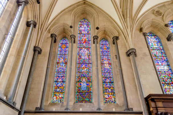 Окна с остеклением в церкви Фелле, Лондон, Великобритания
 - Фото, изображение
