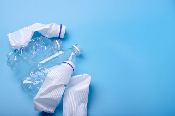 Bir yığın içinde temiz plastik çöp kullanılır. Mavi arka plandaki şişeler. Çevre kirliliği ve atık ayıklama kavramı - Fotoğraf, Görsel