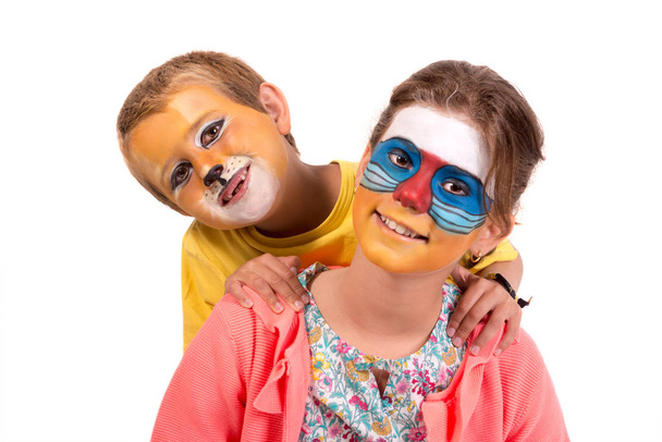 Couple d'enfants avec peinture visage d'animal isolé en blanc - Photo, image