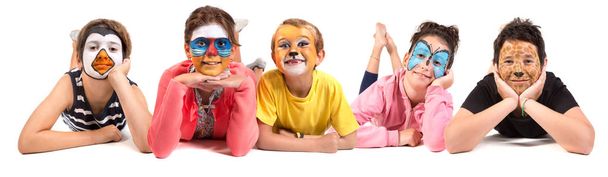 Grupo de niños con pintura facial animal aislada en blanco
 - Foto, imagen