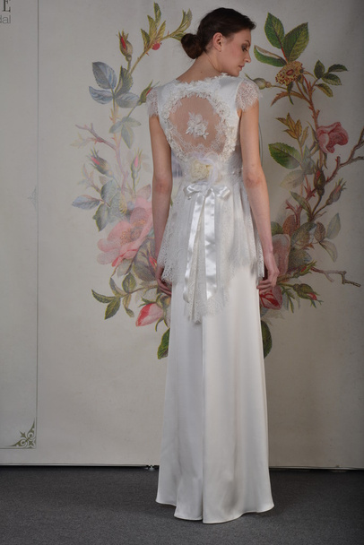 NEW YORK - APRIL 22: A Model poses for Claire Pettibone bridal presentation at Pier 92 during International Bridal Fashion Week on April 22, 2013 in New York City - Foto, afbeelding