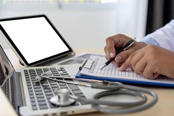 Health care writing prescription Doctor working with laptop computer - Zdjęcie, obraz