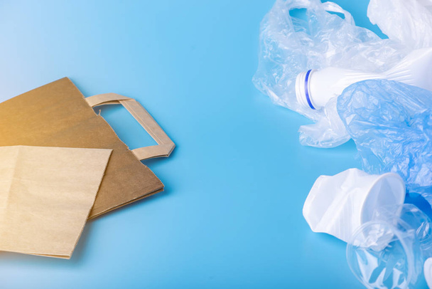 Sacchetti di carta ecologica o di plastica per l'imballaggio e il trasporto di prodotti. Scegliere per la protezione dell'ambiente. Posto per testo
 - Foto, immagini