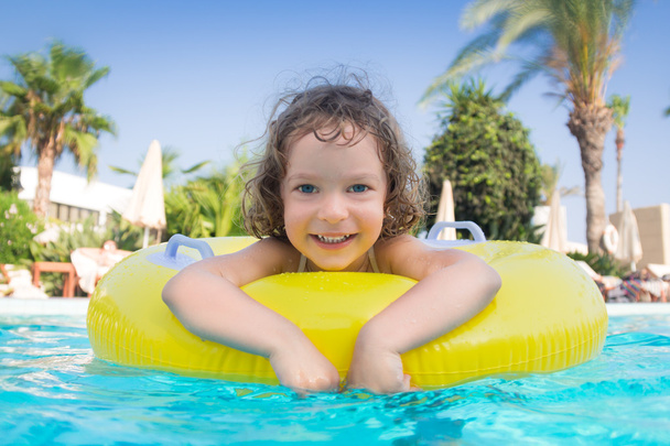 Child in swimming pool - Foto, imagen