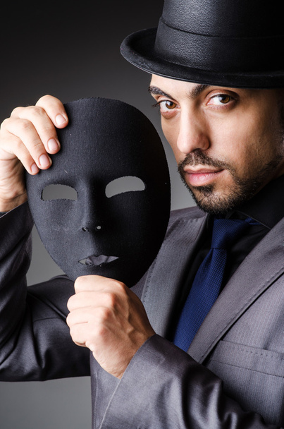 Homme avec masque dans le noir
 - Photo, image