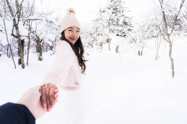 Retrato Jovem asiática bonita mulher sorrir feliz viagem e desfrutar com neve inverno temporada em Hokkaido Sapporo Japão
 - Foto, Imagem