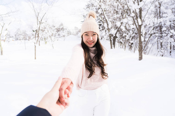 Porträt junge schöne asiatische Frau lächeln glücklich reisen und genießen mit Schnee Wintersaison in Hokkaido Sapporo Japan - Foto, Bild