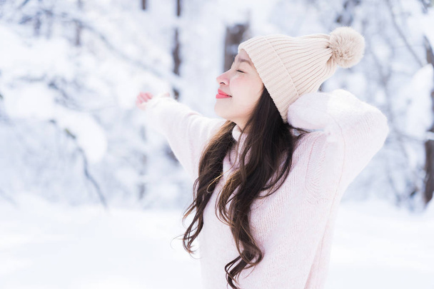Ritratto Giovane Bella donna asiatica sorridere felice viaggio e godere con la neve stagione invernale in Hokkaido Sapporo Giappone
 - Foto, immagini