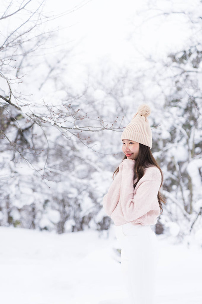 Retrato Joven Hermosa mujer asiática sonrisa feliz viaje y disfrutar con nieve invierno temporada en Hokkaido Sapporo Japón
 - Foto, imagen