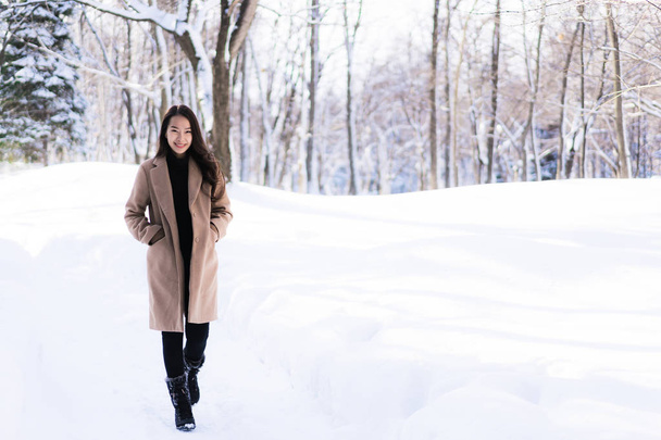 Retrato Joven Hermosa mujer asiática sonrisa feliz viaje y disfrutar con nieve invierno temporada en Hokkaido Sapporo Japón
 - Foto, Imagen