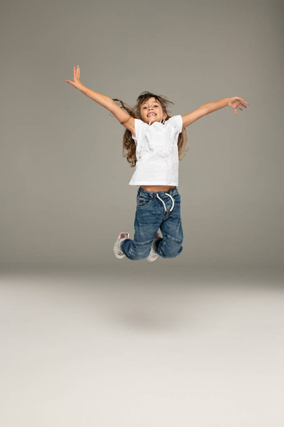 Happy jumping young girl - Foto, afbeelding