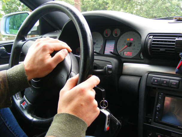 Εννοιολογική εικόνα σχετικά με το πρόγραμμα οδήγησης και οδική, οδηγός του αυτοκινήτου ή van - Φωτογραφία, εικόνα