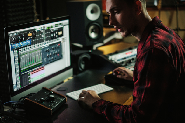 Engenheiro de som trabalhando em um estúdio de música
 - Foto, Imagem