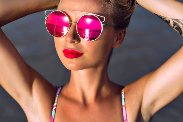 beautiful young woman in sunglasses posing on beach  - Zdjęcie, obraz