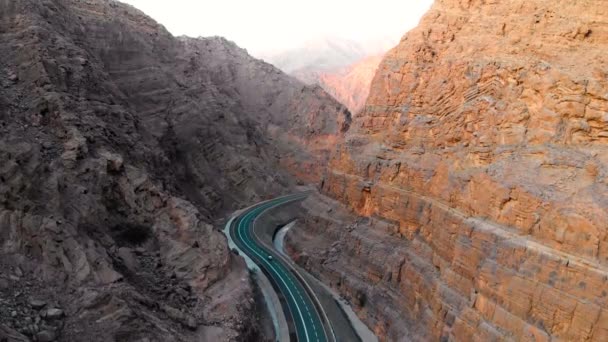Jebel Jais tortuoso deserto strada di montagna negli Emirati Arabi Uniti
 - Filmati, video