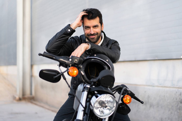 νεαρός άνδρας σε μια μοτοσικλέτα - Φωτογραφία, εικόνα