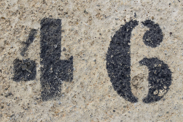 номер сорок шесть раскрашенный трафарет на бетонной дорожке, номер 46
 - Фото, изображение