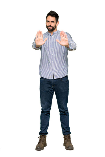 Повнометражний знімок елегантного чоловіка з сорочкою, що робить стоп- жест розчарованим думкою про ізольований білий фон
 - Фото, зображення