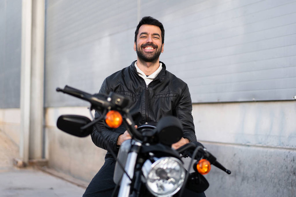 Fiatal férfi-egy motorkerékpár - Fotó, kép