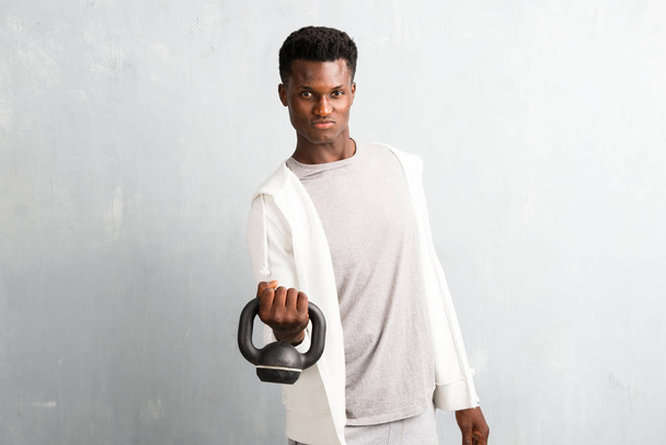 Sportivo afroamericano con kettlebell
 - Foto, immagini