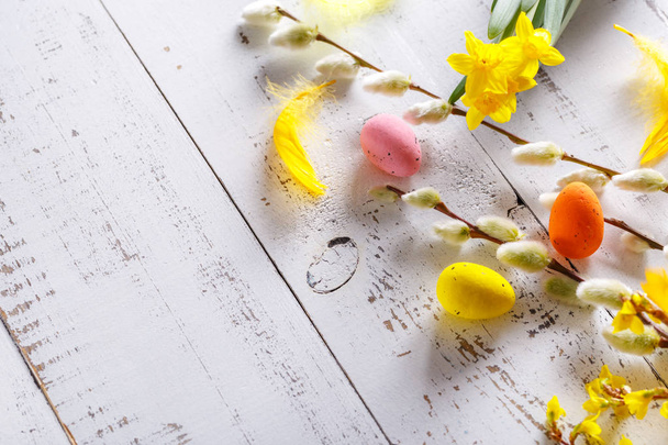 Великодній плоский фон з весняною квіткою, вербою та великодніми яйцями
. - Фото, зображення
