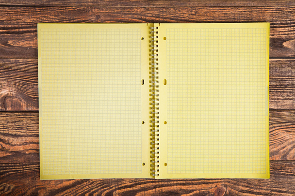 Notepad op een houten tafel - Foto, afbeelding