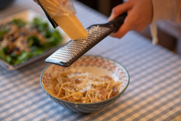 parmesan peyniri carbonara için bileme - Fotoğraf, Görsel