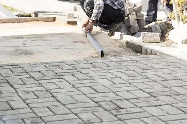 Teilansicht eines männlichen Arbeiters auf der Straße der Stadt - Foto, Bild