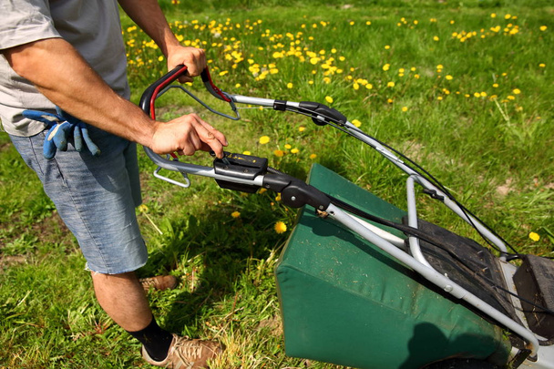 Starting an lawn mower to mow lawns. - Fotografie, Obrázek