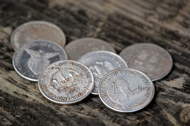 Oude zilveren munten als souvenir op houten tafel - Foto, afbeelding